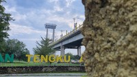 Jembatan dipasang lift penumpang menuju menara setinggi 73 meter. Istimewa