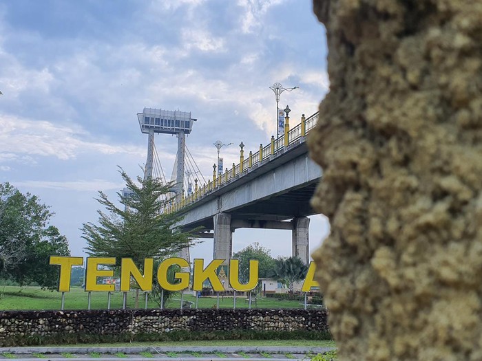 Siak Jembatan dipasang lift penumpang menuju menara setinggi 73 meter.