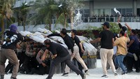 Simulasi itu menggambarkan sejumlah massa aksi menggeruduk kantor KPU Banten dengan beberapa gugatan dan aspirasi.