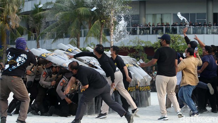 Simulasi Pengamanan Pemilu 2024 Komisi Pemilihan Umum (KPU) menggelar simulasi pengamanan Pemilu 2024 di Pantai Ancol, Jakarta Utara, Jumat (2/12/2022). Simulasi ini dilakukan untuk mengantisipasi aksi ricuh saat Pemilu 2024.