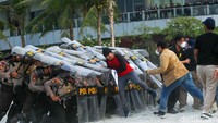 Pihak KPU dengan sigap menerjunkan sejumlah personel untuk meredam pengunjuk rasa.