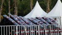 Selain itu, barikade polisi juga diterjunkan untuk mengamankan aksi.
