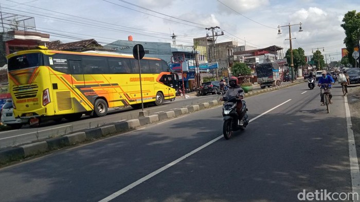 Situasi lalu lintas di jalan Jogja-Solo di wilayah kota Kecamatan Delanggu, Klaten, Jumat (2/12/2022).