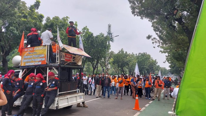 Situasi massa buruh di Balai Kota DKI Jakarta