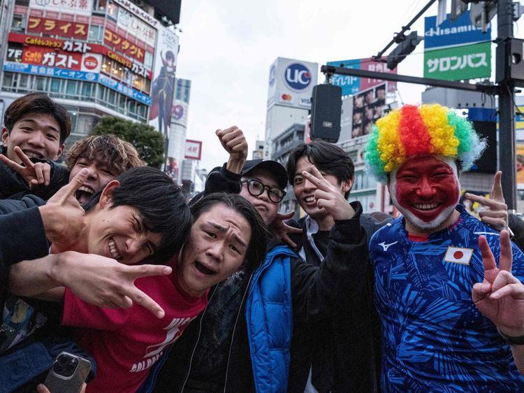 Sorak Gembira Warga Tokyo Saat Samurai Biru Lolos ke 16 Besar
