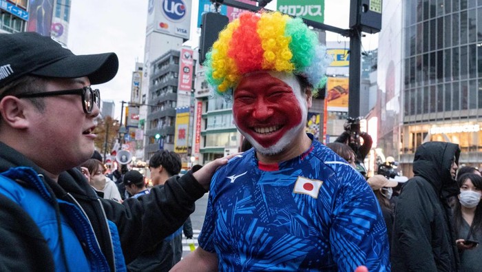 Fans celebrate after Japans victory over Spain in the Qatar 2022 World Cup Group E football match to advance to the last 16, at the Shibuya Crossing area in Tokyo on December 2, 2022. (Photo by Richard A. Brooks / AFP) (Photo by RICHARD A. BROOKS/AFP via Getty Images)