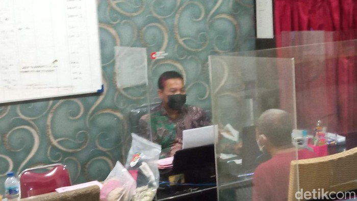 SR pelaku pemerkosaan anak tiri di Cirebon saat diperiksa polisi.