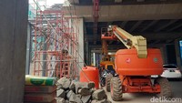Di sekitar area pembangunan Stasiun LRT Jabodebek Cawang, terdapat beberapa alat berat guna mendukung pembangunan stasiun tersebut. Foto: Almadinah Putri Brilian/detikcom