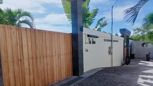 Suasana vila River di kawasan Desa Tibubeneng, Kuta Utara, Badung yang sepi karena berlokasi di ujung Gang Anggrek, Banjar Tegalgundul. Foto: Agus Eka