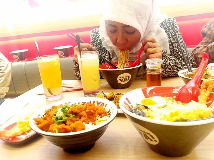 Seorang pelanggan menikmati mie di restoran RamenYaKota Medan. (Istimewa).