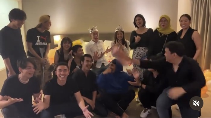 Sweet! Momen Makan Julian Jacobs dan Mirriam Eka yang Baru Lamaran