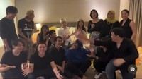 Seperti ini keseruan ketika teman-teman Julian Jacobs turut membantu saat melamar kekasihnya itu. Seru ya? Foto: Instagram @julianjacs & @mariaeka_