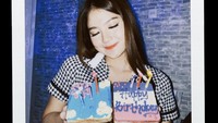 Sementara sang kekasih, Mirriam Eka pun sempat berfoto dengan kue ulang tahun mininya ketika merayakan ulang tahun ke-24. Foto: Instagram @julianjacs & @mariaeka_