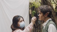 Saat Julian Jacobs sedang siap-siap photoshoot, ia juga masih terlihat memegang kue dengan krim berwarna putih. Foto: Instagram @julianjacs & @mariaeka_