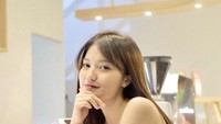 Mirriam Eka yang juga merupakan penyanyi ini sering nongkrong di kafe. Seperti ini ketika ia nongkrong cantik dengan sebotol minuman cokelat. Foto: Instagram @julianjacs & @mariaeka_