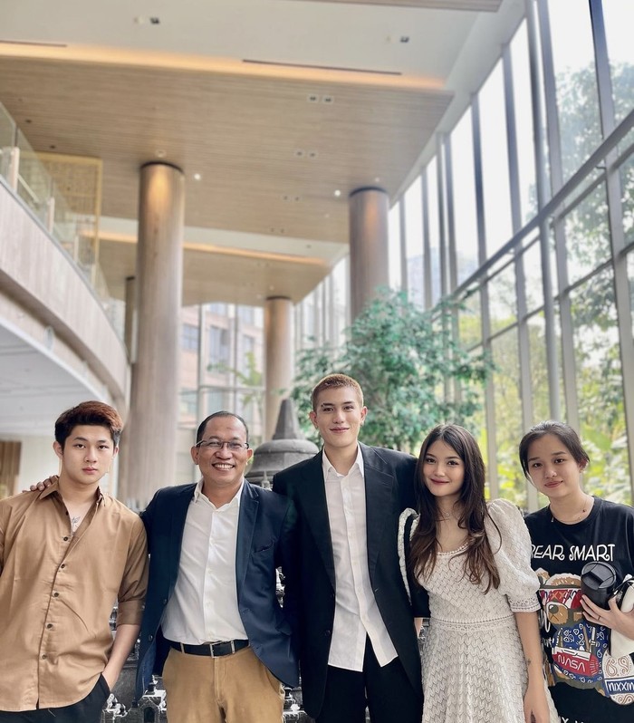 Sweet! Momen Makan Julian Jacobs dan Mirriam Eka yang Baru Lamaran