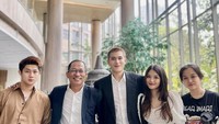 Kemarin (01/12), Julian Jacobs menggemparkan publik setelah membagikan momen ketika dirinya melamar sang kekasih, Mirriam Eka. Foto: Instagram @julianjacs & @mariaeka_