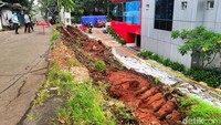 Diduga tembok tersebut tidak kuat menahan arus air saat hujan deras.