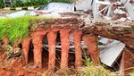 Tembok Roboh, Timpa Empat Mobil di Bintaro