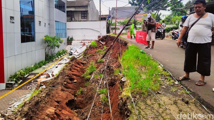 Tembok Roboh, Timpa Empat Mobil di Bintaro Sebuah tembok roboh menimpa 4 mobil di Jalan Raya Bintaro Sektor IX pada Kamis kemarin. Begini kondisi terkininya.