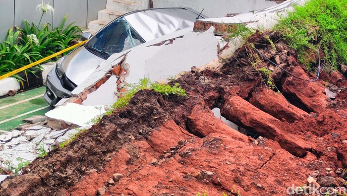 Sebuah tembok roboh menimpa 4 mobil di Jalan Raya Bintaro Sektor IX pada Kamis kemarin. Begini kondisi terkininya.