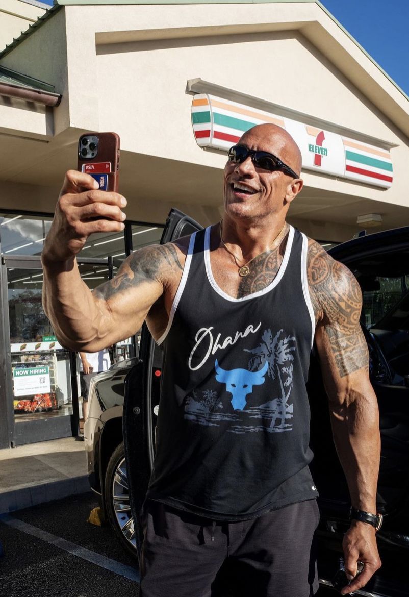 The Rock Dulu Sering Curi Cokelat di 7-Eleven, Kini Traktir Pengunjung
