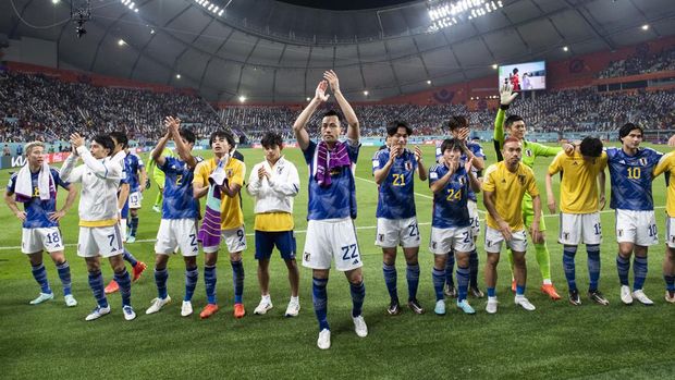 DOHA, QATAR - DECEMBER 01: Japan players celebrate winning the group as they applaud their fans at the end of the FIFA World Cup Qatar 2022 Group E match between Japan and Spain at Khalifa International Stadium on December 1, 2022 in Doha, Qatar. (Photo by Sebastian Frej/MB Media)