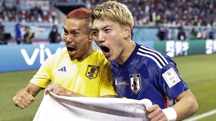 AL-RAYYAN - (l-r) Yuto Nagatomo of Japan, Ritsu Doan of Japan during the FIFA World Cup Qatar 2022 group E match between Japan and Spain at Khalifa International stadium on December 1, 2022 in Ar-Rayyan, Qatar. AP | Dutch Height | MAURICE OF STONE (Photo by ANP via Getty Images)