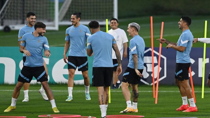 Uruguays players attend a training session at the Al Erssal in Doha on December 1, 2022, on the eve of the Qatar 2022 World Cup football match between Ghana and Uruguay. (Photo by Pablo PORCIUNCULA / AFP) (Photo by PABLO PORCIUNCULA/AFP via Getty Images)