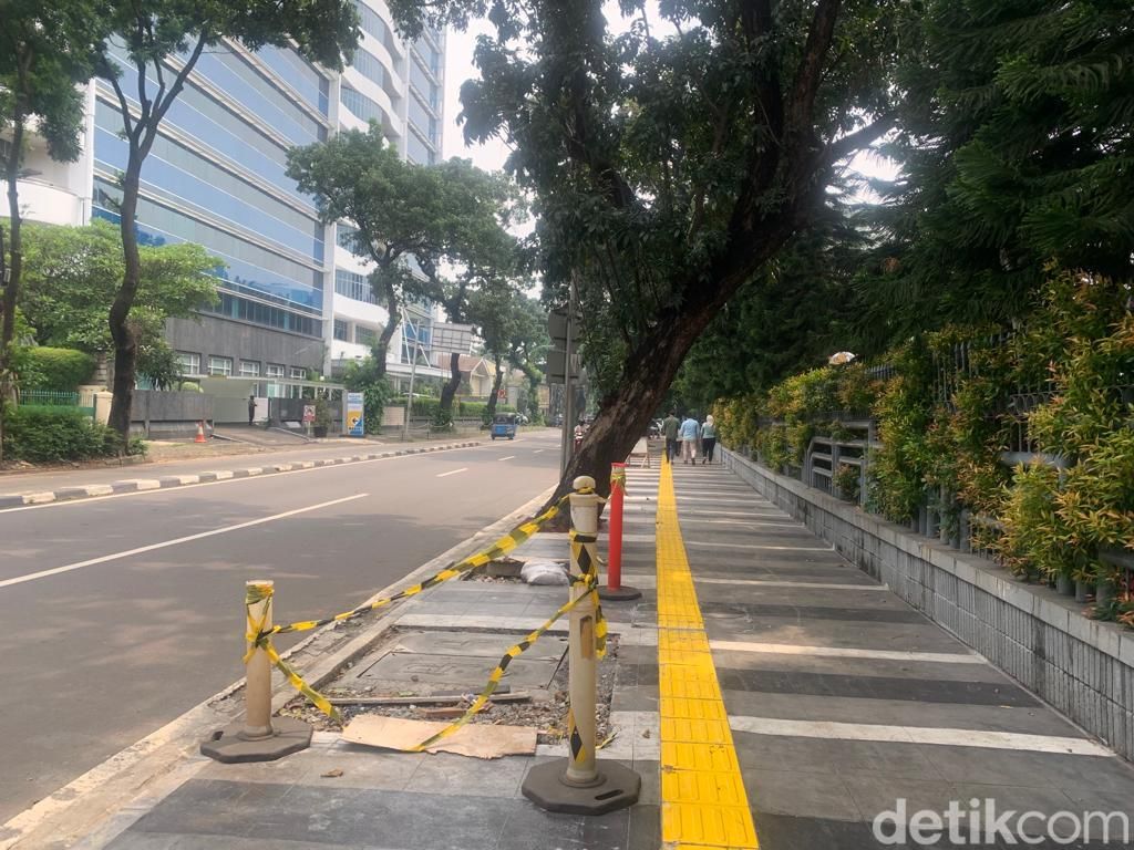 Trotoar sekitar Mabes Polri di Jl Trunojoyo-Jl Adityawarman dan Jl Sultan Hasanuddin di Kebayoran Baru Jaksel sudah ditutup. Kondisi 2 Desember 2022. (Mulia Budi/detikcom)
