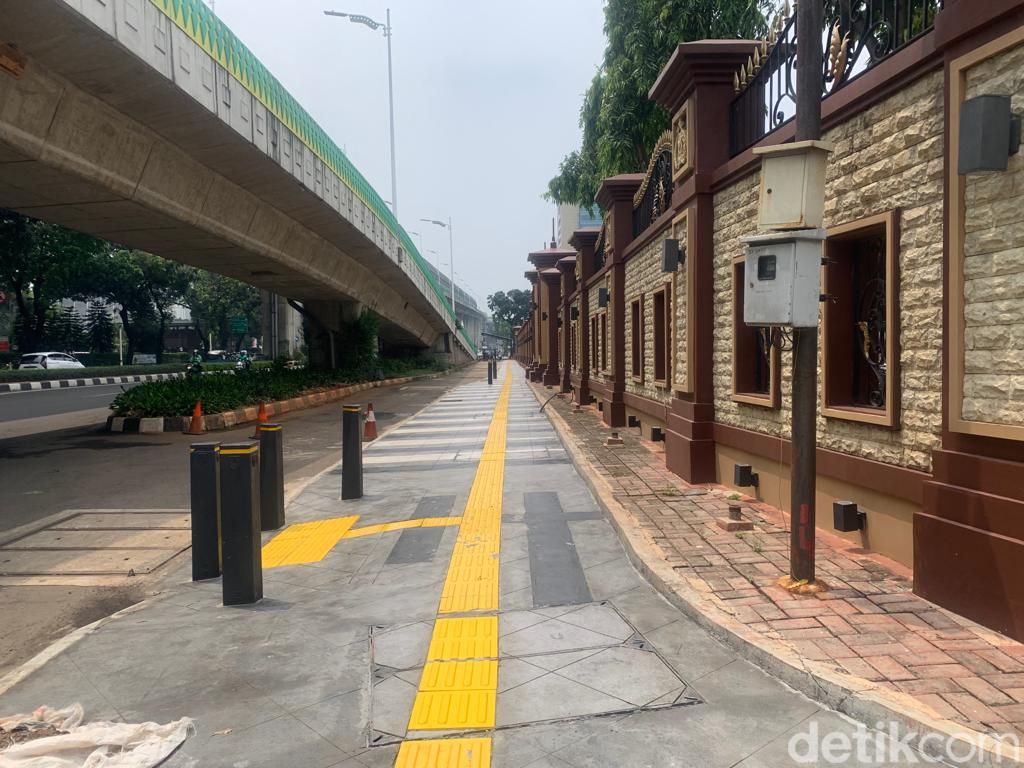 Trotoar sekitar Mabes Polri di Jl Trunojoyo-Jl Adityawarman dan Jl Sultan Hasanuddin di Kebayoran Baru Jaksel sudah ditutup. Kondisi 2 Desember 2022. (Mulia Budi/detikcom)