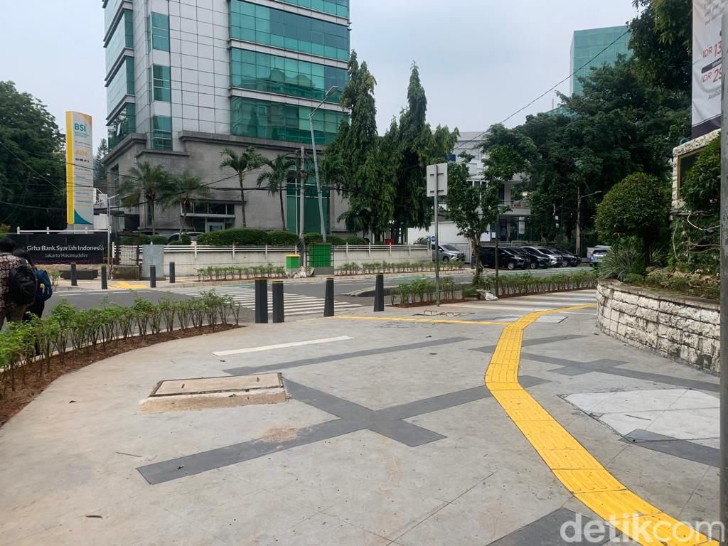 Trotoar sekitar Mabes Polri di Jl Trunojoyo-Jl Adityawarman dan Jl Sultan Hasanuddin di Kebayoran Baru Jaksel sudah ditutup. Kondisi 2 Desember 2022. (Mulia Budi/detikcom)