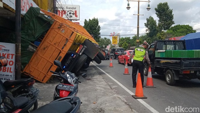 Truk miring timpa ruko di Klaten, Jumat (2/12/2022)