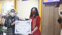 Peresmian Lounge ini dilakukan oleh SEVP Operasional Mandiri Inhealth Jenni Wihartini bersama Direktur Rumah Sakit Premier Bintaro dr Martha ML Siahaan.