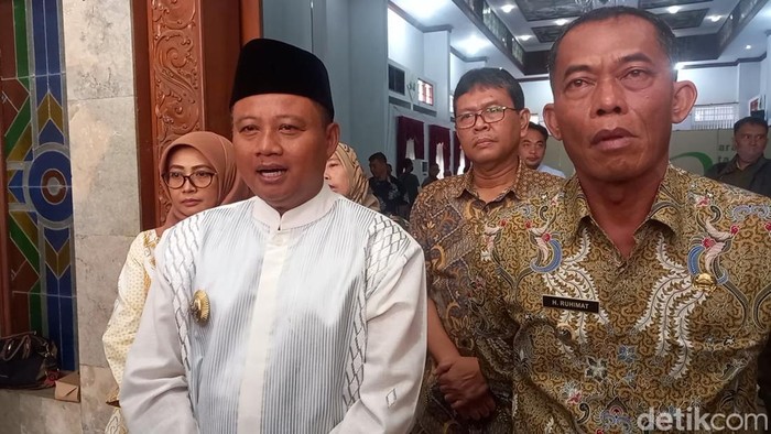 Wakil Gubernur Jabar Uu Ruzhanul Ulum bersama Bupati Subang Ruhimat.