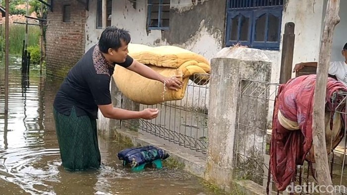 Warga Desa Spacara, Kabupaten Pekalongan, menjemur kasur yang terendam banjir rob. Foto diambil Jumat (2/12/2022).