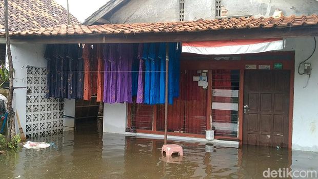 Warga Desa Spacara, Kabupaten Pekalongan, menjemur kasur yang terendam banjir rob. Foto diambil Jumat (2/12/2022).