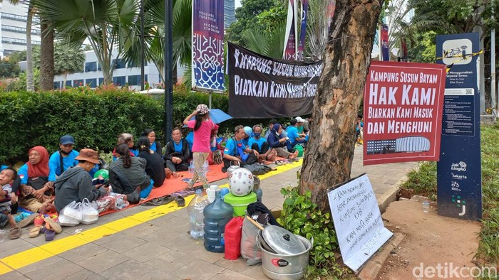 Warga Kampung Bayam kembali menggelar aksi di Balai Kota DKI hari ini.