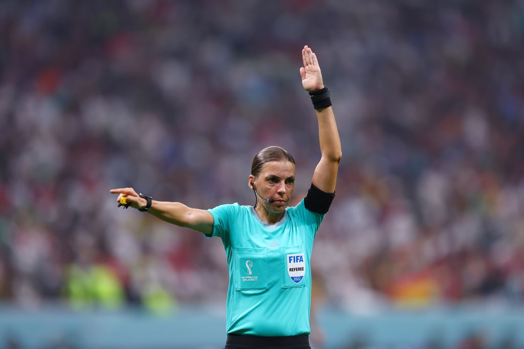 Wasit Stephanie Frappart menunjuk ke kiri selama pertandingan Piala Dunia Qatar antara Kosta Rika melawan Jerman pada babak penyisihan Grup E di Stadion Al Bayt, Qatar, Kamis (1/12/2022). (Photo by Tom Weller/picture alliance via Getty Images)