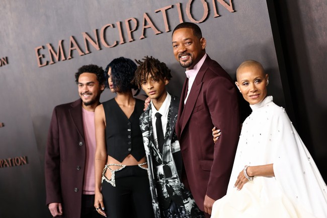 Will Smith menghadiri karpet merah acara pemutaran perdana film Emancipation di Regency Village Theatre, Los Angeles, baru-baru ini. Istrinya, Jada Pinkett Smith, dan ketiga anaknya ikut mendampingi. (Foto: Getty Images/Matt Winkelmeyer)