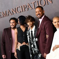 Will Smith menghadiri karpet merah acara pemutaran perdana film Emancipation di Regency Village Theatre, Los Angeles, baru-baru ini. Istrinya, Jada Pinkett Smith, dan ketiga anaknya ikut mendampingi. (Foto: Getty Images/Matt Winkelmeyer)