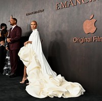 Sementara itu, gaun putih rancangan Stephane Rolland menjadi andalan Jada Pinkett. Gaun bersiluet A tersebut dihiasi detail kristal dan kerutan bervolumen nan dramatis yang memanjang hingga menyapu lantai. (Foto: Variety via Getty Images/Michael Buckner)