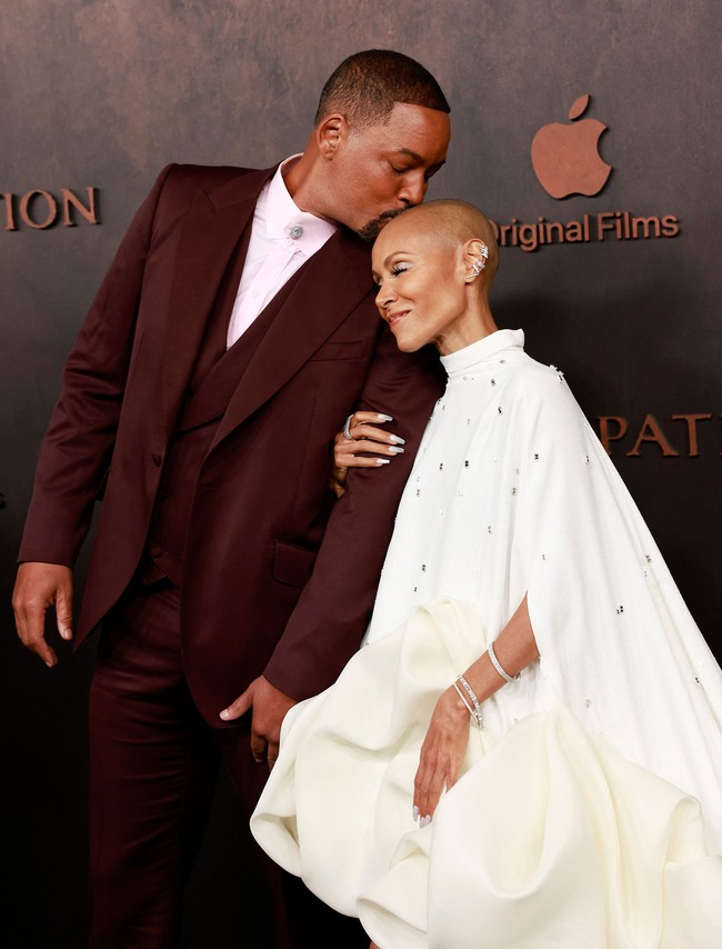 Sorotan tertuju pada Will Smith di ajang Academy Awards 2022 lantaran ia menampar Chris Rock di atas panggung saat acara berlangsung. Will marah karena menganggap candaan Chris tentang kepala istrinya sebuah penghinaan. Jada diketahui mengalami alopecia yang menyebabkan kerontokan rambut sampai kebotakan. Atas tindakannya, Will telah meminta maaf kepada Chris. (Foto: AFP via Getty Images/MICHAEL TRAN)