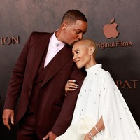 Sorotan tertuju pada Will Smith di ajang Academy Awards 2022 lantaran ia menampar Chris Rock di atas panggung saat acara berlangsung. Will marah karena menganggap candaan Chris tentang kepala istrinya sebuah penghinaan. Jada diketahui mengalami alopecia yang menyebabkan kerontokan rambut sampai kebotakan. Atas tindakannya, Will telah meminta maaf kepada Chris. (Foto: AFP via Getty Images/MICHAEL TRAN)