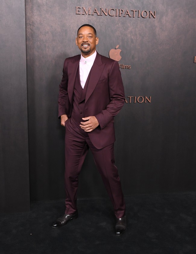 Will Smith tampil dengan setelan merah marun yang dipadu dengan kemeja pink. Wajahnya tampak berseri. (Foto: FilmMagic/Steve Granitz)