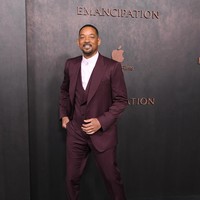 Will Smith tampil dengan setelan merah marun yang dipadu dengan kemeja pink. Wajahnya tampak berseri. (Foto: FilmMagic/Steve Granitz)