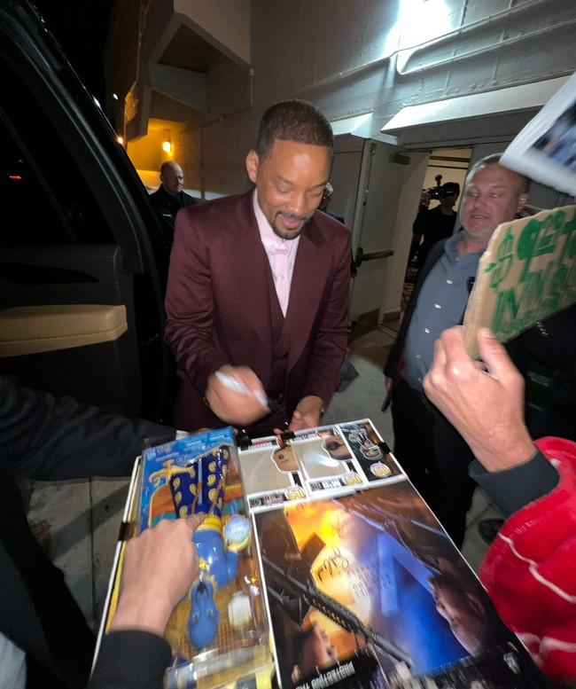 Will Smith melayani permintaan tanda tangan dari penggemar sebelum meninggalkan lokasi acara. (Foto: GC Images/Joce jfizzy/Bauer-Griffin)