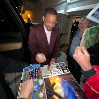 Will Smith melayani permintaan tanda tangan dari penggemar sebelum meninggalkan lokasi acara. (Foto: GC Images/Joce jfizzy/Bauer-Griffin)