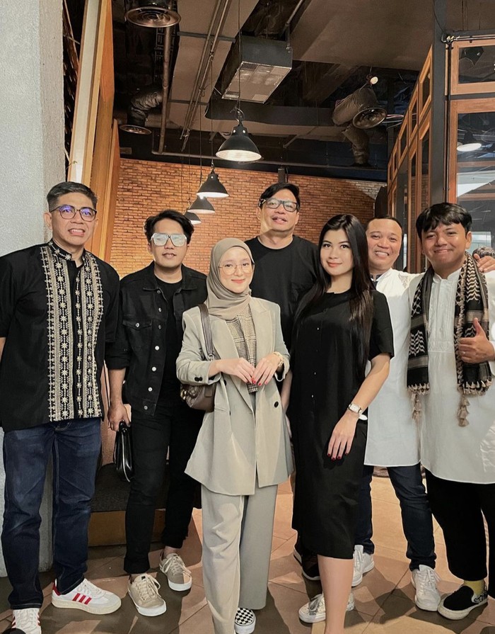10 Momen Kulineran Nissa Sabyan, Jajan Milk Tea dan Makan Bareng Fans 10 Momen Kulineran Nissa Sabyan, Jajan Milk Tea dan Makan Bareng Fans