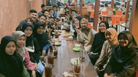 Wanita 23 tahun ini ternyata sosok yang dekat dengan para penggemarnya. Mereka terlihat bertemu di sebuah rumah makan dengan memesan minuman es teh manis.